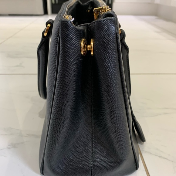 Saffiano Leather Prada Galleria Bag in Black - Picture 3 of 16